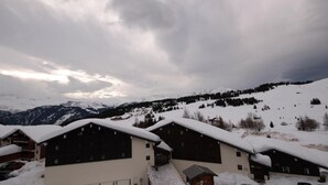 A snow-covered mountain landscape with chalet-style buildings. - 200m from ski slopes, 4th floor, view ski slopes, balcony, tv, ski locker, 18m², Les Saisies (Les Saisies)