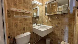 A bathroom with a toilet, sink, and mirror. - 200m from ski slopes, 4th floor, view ski slopes, balcony, tv, ski locker, 18m², Les Saisies (Les Saisies)