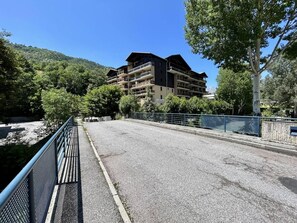 Property grounds - 150m from ski slopes, 3rd floor, balcony, tv, ski locker, 25m², Serre Chevalier (Briançon)
