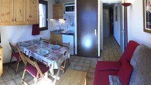 A compact living space with a dining area, kitchenette, and a sofa. - Ground floor, balcony, parking, tv, 23m², Saint Gervais (Saint-Gervais-les-Bains)