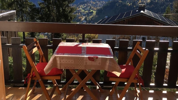 A terrace with a table and chairs, overlooking a mountainous landscape. - Ground floor, balcony, parking, tv, 23m², Saint Gervais (Saint-Gervais-les-Bains)