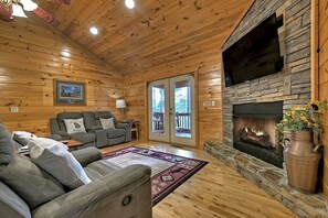 智能电视、壁炉、电脑显示器