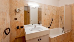 Bathroom - 200m from ski lifts, 2nd floor, tv, ski locker, 34m², Brides Les Bains (Brides-les-Bains)