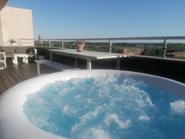 مغطس سبا خارجي