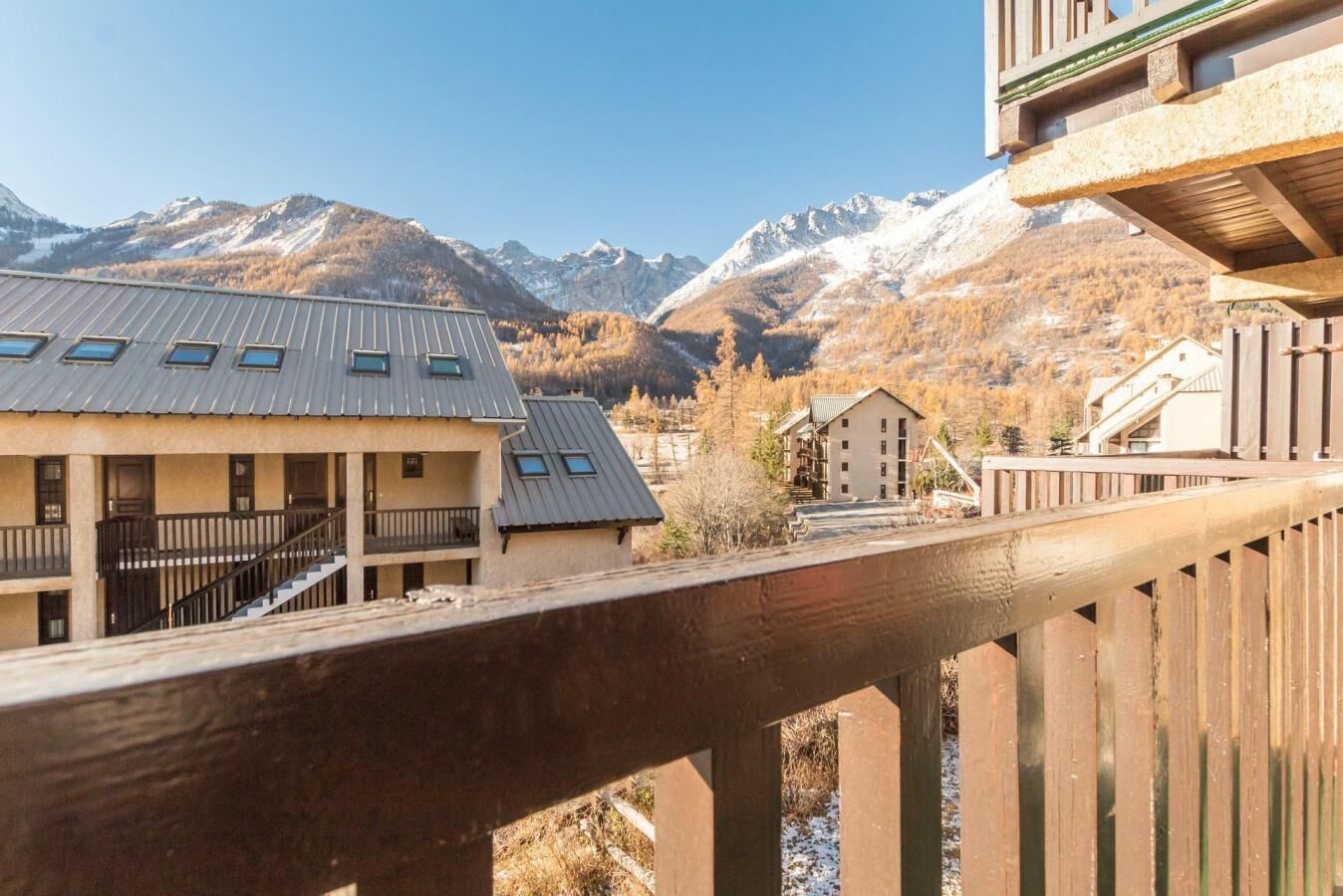 Ein Hotel mit Balkon und Blick auf eine gebirgige Landschaft.
