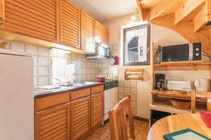Kylskåp, mikrovågsugn, ugn och diskmaskin
