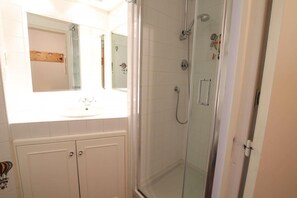 Shower - At the foot of shops, 1st floor, balcony, parking, tv, 30m², Montgenèvre (Montgenèvre)