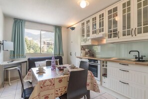 Kühlschrank, Mikrowelle, Ofen, Wasserkocher mit Kaffee-/Teezubehör