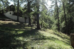 A forested area with a building partially obscured by trees. - 100m from ski slopes, 1st floor, balcony, tv, 43m², Les Orres (Les Orres)