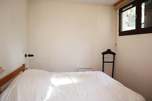 A bedroom with a single bed, a window, and a radiator. - 100m from ski slopes, 1st floor, balcony, tv, 43m², Les Orres (Les Orres)