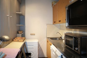 A compact kitchen with a microwave, sink, and a small countertop. - 100m from ski slopes, 1st floor, balcony, tv, 43m², Les Orres (Les Orres)