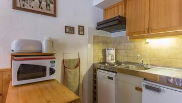 Microwave, dishwasher, coffee/tea maker, toaster
