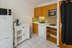 A compact kitchen with a microwave, coffee maker, and dishwasher. - 50m from ski slopes, 2nd floor, balcony, tv, ski locker, 35m², Valloire (Valloire)