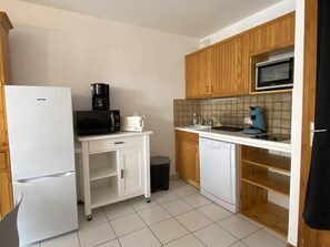A compact kitchen with a refrigerator, coffee maker, microwave, and a dishwasher. - 50m from ski slopes, 2nd floor, balcony, tv, ski locker, 35m², Valloire (Valloire)