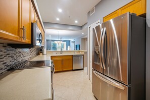 Frigorifero, microonde, forno, piano cottura