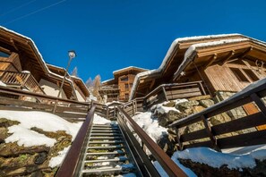 Property grounds - Chalet, 200m from ski slopes, view ski slopes, fitness, sauna, terrace, balcony, fireplace or stove (Tignes)