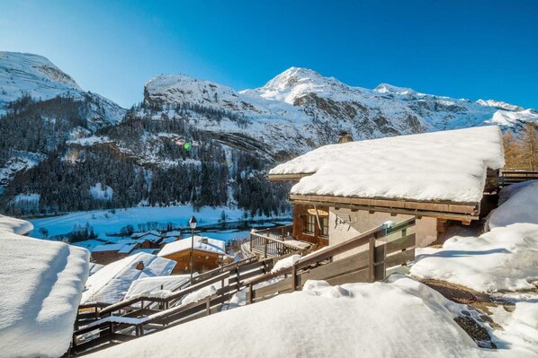 Exterior - Chalet, 200m from ski slopes, view ski slopes, fitness, sauna, terrace, balcony, fireplace or stove (Tignes)