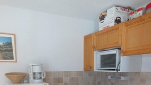 A compact kitchen with a microwave, coffee maker, kettle, and a small refrigerator. - 200m from ski slopes, 3rd floor, view mountain, balcony, tv, ski locker, 36m², Champagny-en-Vanoise (Champagny-en-Vanoise)