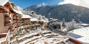 A snow-covered mountain resort with wooden buildings, a ski lift, and a restaurant. - 50m from ski slopes, 1st floor, terrace, tv, 35m², Champagny-en-Vanoise (Champagny-en-Vanoise)