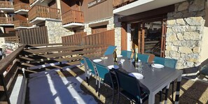 A terrace with outdoor seating, stone walls, and wooden balconies. - 50m from ski slopes, 1st floor, terrace, tv, 35m², Champagny-en-Vanoise (Champagny-en-Vanoise)