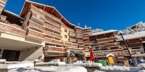 A multi-story hotel with balconies, a ski rental sign, and a restaurant. - 50m from ski slopes, 1st floor, terrace, tv, 35m², Champagny-en-Vanoise (Champagny-en-Vanoise)