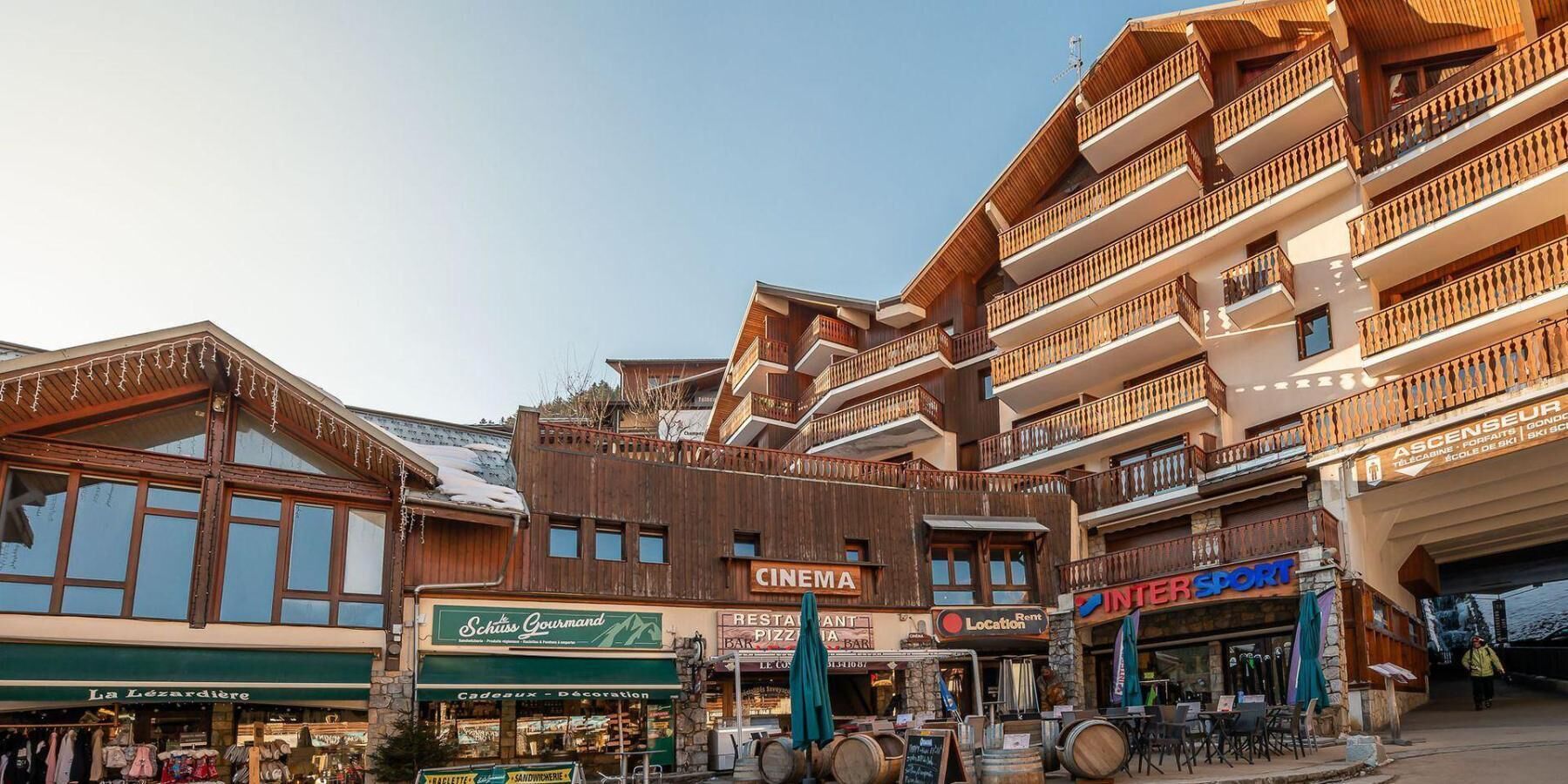 Ein mehrstöckiges Gebäude mit Kino, Restaurant und Skiverleih.