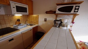A compact kitchen with a microwave, toaster, and coffee maker. - 50m from ski slopes, 2nd floor, balcony, tv, 21m², Champagny-en-Vanoise (Champagny-en-Vanoise)