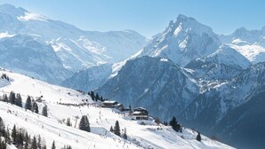 A snow-covered mountain landscape with a ski resort, including ski slopes and lodges. - 50m from ski slopes, 2nd floor, balcony, tv, 21m², Champagny-en-Vanoise (Champagny-en-Vanoise)
