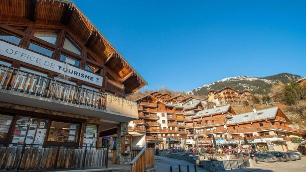 A wooden building with balconies and a sign reading "OFFICE DE TOURISME". - Resort center, 4th floor, balcony, tv, 29m², Champagny-en-Vanoise (Champagny-en-Vanoise)