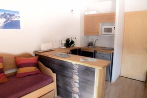 Fridge, microwave, dishwasher, coffee/tea maker - 20m from ski slopes, 1st floor, view ski slopes, terrace, tv, ski locker, 30m², Montgenèvre (Montgenèvre)