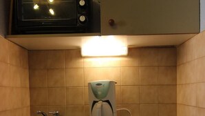 A compact kitchen with a microwave, coffee maker, sink, and a small refrigerator. - 100m from ski slopes, 2nd floor, balcony, tv, 24m², Val Thorens (Val Thorens)