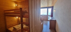 WiFi - 10m from ski slopes, view mountain, balcony, tv, ski locker, 26m², La Plagne (Aime)