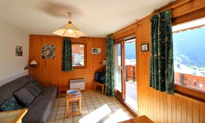 Living area - 200m from ski slopes, 2nd floor, balcony, parking, tv, ski locker, 35m², Champagny-en-Vanoise (Champagny-en-Vanoise)