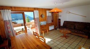 Living area - 200m from ski slopes, 2nd floor, view village, balcony, parking, tv, ski locker, 35m² (Champagny-en-Vanoise)