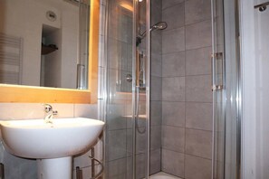 Bathroom - Ski-in/ski-out & foot of the slopes, 2nd floor, swimming pool, sauna, balcony, tv, ski locker, 63m² (Les Orres)