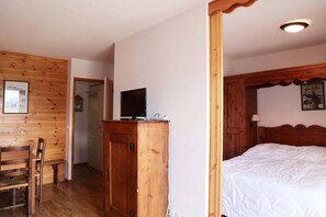 Room - Ski-in/ski-out & foot of the slopes, 2nd floor, swimming pool, sauna, balcony, tv, ski locker, 63m² (Les Orres)