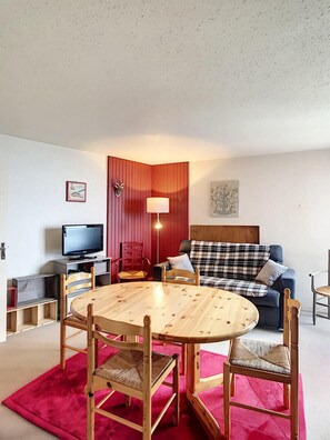 Living area - 10m from ski slopes, 8th floor, view mountain, swimming pool, balcony, tv, ski locker, 43m² (Le Corbier)