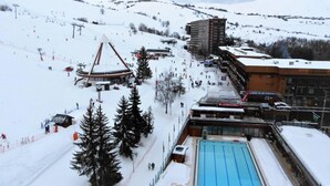 A ski resort with a swimming pool, ski lifts, and a building labeled "Ecole du Ski Français". - 10m from ski slopes, 10th floor, view ski slopes, swimming pool, balcony, tv, ski locker, 22m² (Le Corbier)