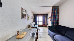 Living area - 50m from resort center, 10th floor, view ski slopes, swimming pool, balcony, tv, ski locker, 22m² (Le Corbier)