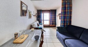 Living area - 50m from resort center, 10th floor, view ski slopes, swimming pool, balcony, tv, ski locker, 22m² (Le Corbier)