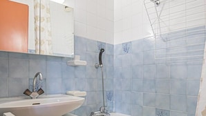 Ein Badezimmer mit Waschbecken, Badewanne und Dusche.