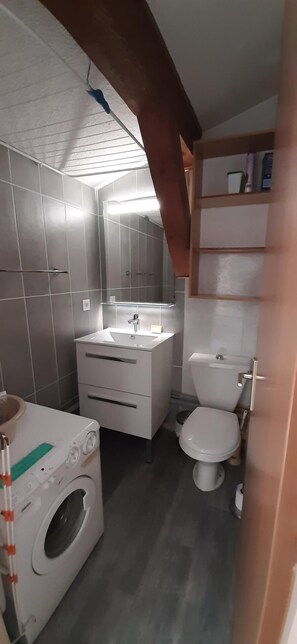 Bathroom - 300m from resort center, 2nd floor, tv, 47m², Aussois (Aussois)