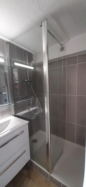 Bathroom - 300m from resort center, 2nd floor, tv, 47m², Aussois (Aussois)