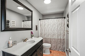 Chuveiro/banheira combinados, secador de cabelo, toalhas de banho 