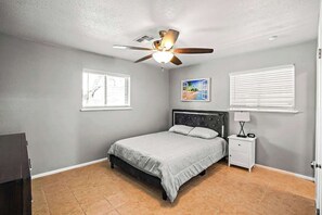 3 bedrooms, iron/ironing board, travel cot, free WiFi - Safe Convenient Hidden Gems 3BRs - Sleep 6 (Corpus Christi)