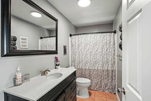 Combined shower/bathtub, hair dryer, towels, soap - Safe Convenient Hidden Gems 3BRs - Sleep 6 (Corpus Christi)