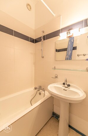 Bathtub - 150m from resort center, 2nd floor, balcony, tv, ski locker, 29m², Aussois (Aussois)