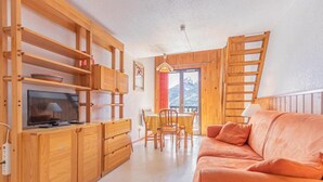 A cozy living room with wooden furniture, a television, and a sofa. - 150m from resort center, 2nd floor, balcony, tv, ski locker, 29m², Aussois (Aussois)