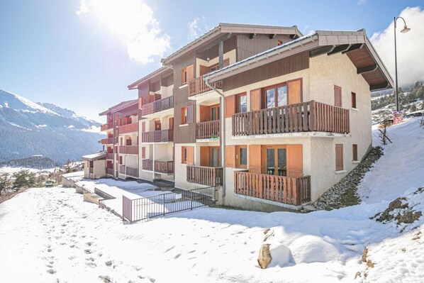 A multi-story hotel with balconies, located in a snowy mountainous area. - 10m from ski slopes, 1st floor, balcony, tv, 26m², Aussois (Aussois)