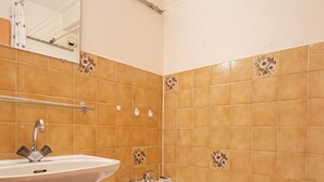 A bathroom with a sink, mirror, and bathtub. - 10m from ski slopes, 1st floor, balcony, tv, 26m², Aussois (Aussois)
